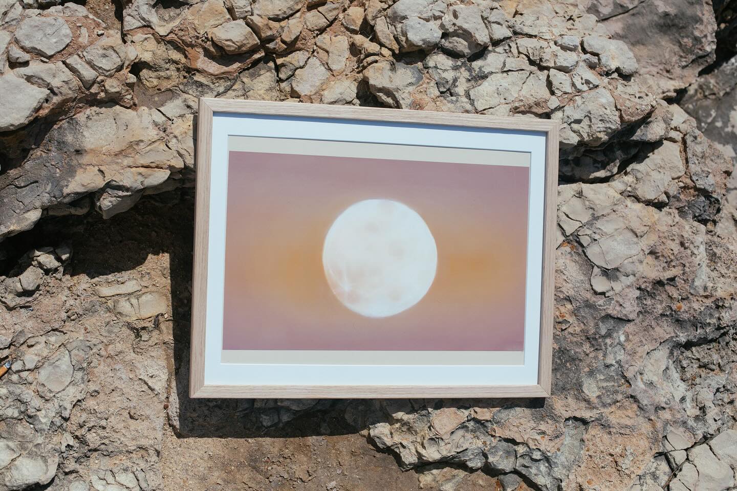 L’eclissi da poco trascorsa ha portato con sé diverse elaborazioni interiori riportando in me anche un desiderio creativo dai toni luminosi Sto creando lune e cieli accoglienti dai toni caldi in preparazione della nuova stagione Intanto vi ripropongo proprio la Luna in Leone 📸 obscurastudioimmagine artgallery art artist artistsoninstagram artmood artpost artistic artdesign artnature artistwork artworks artwoman artcreative photoart artistphoto artonline artrealism artdeco painting